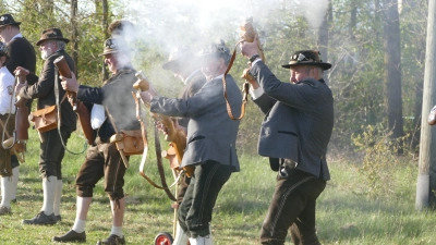 Die Kleidung der Böllerschützen ist ein Hinweis auf die lange Tradition. (Foto: Helmut Meixner)
