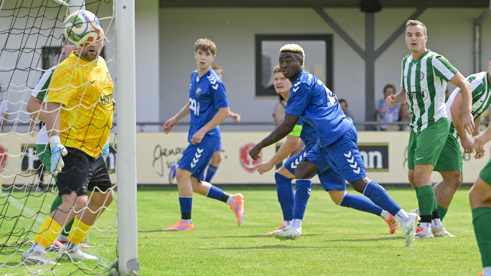 Alle Augen verfolgen, wie der Ball ins Tor fliegt. Neuzugang Calvin Ehinack (Mitte, in Blau) trifft hier zum 2:0 für Steinachgrund gegen den TSV Johannis Nürnberg. (Foto: Martin Rügner)