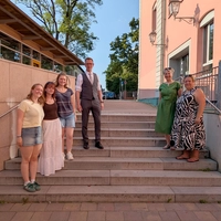 Werte, die bleiben: An den Setzstufen der Treppe stehen Begriffe, die den Schülerinnen und Schülern wichtig sind. Die Lehrerinnen Julia Rieder (von rechts) und Susanne Fischer sowie Schulleiter Stefan Exner freuen sich mit den Wertebotschafterinnen Josephine Schwab, Adelina Benner und Lea Wangler.  (Foto: Leo Kafke)