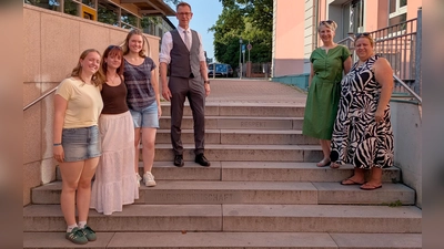 Werte, die bleiben: An den Setzstufen der Treppe stehen Begriffe, die den Schülerinnen und Schülern wichtig sind. Die Lehrerinnen Julia Rieder (von rechts) und Susanne Fischer sowie Schulleiter Stefan Exner freuen sich mit den Wertebotschafterinnen Josephine Schwab, Adelina Benner und Lea Wangler.  (Foto: Leo Kafke)