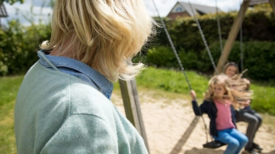 Die Kosten für Kinderbetreuung können abgesetzt werden. Allerdings dürfen die Zahlungen nicht bar geleistet worden sein. (Foto: Christin Klose/dpa-tmn)