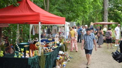 Keramiken waren an der Kunstmeile in Emskirchen in allen Farben zu sehen. (Foto: Christa Frühwald)