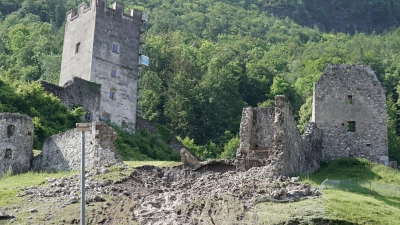 Nach heftigen Regenfällen ist ein Teil der Burg Falkenstein im Landkreis Rosenheim abgerutscht. (Foto: Uwe Lein/dpa/Archivbild)