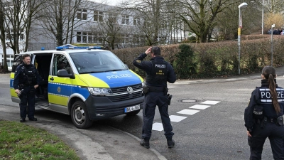 Die Polizei ist an einer Schule in Bretten im Einsatz.  (Foto: Bernd Weißbrod/dpa)