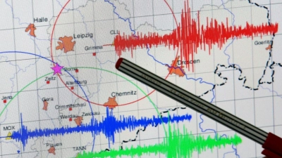 Der Seismologe Siegfried Wendt vom Geophysikalischen Observatorium der Universität Leipzig zeigt die seismographischen Aufzeichnungen eines Erbebens bei Pegau (Sachsen) im Jahr 2010 am 06.08.2014 im Observatorium auf dem Collm (Sachsen). (Foto: Jan Woitas/dpa)