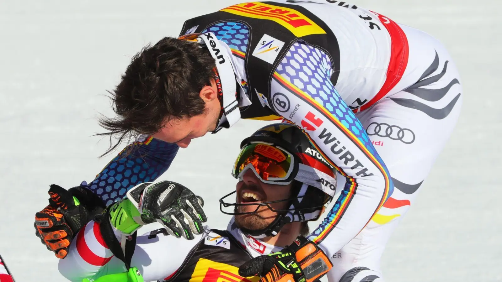 Felix Neureuther aus Deutschland und Marcel Hirscher aus  Österreich feiern. (Foto: Michael Kappeler/dpa/Archivbild)