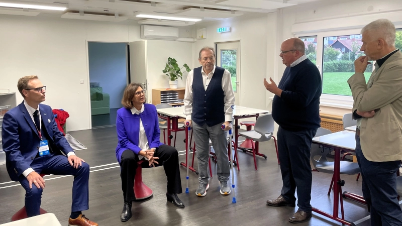 Landtagspräsidentin Ilse Aigner bekam viel Wissenswertes über die Schulräume in den Containern vermittelt. (Foto: Gerhard Krämer)