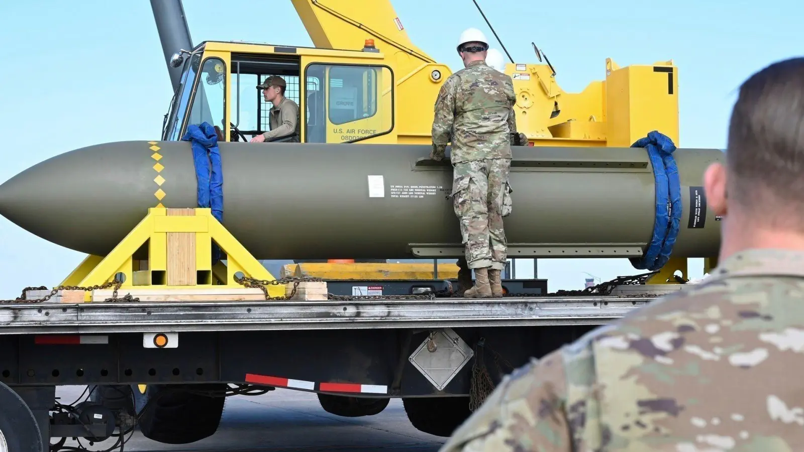 Die bunkerbrechende Bombe kann auch sehr tief liegende Anlagen angreifen. (Archivbild) (Foto: Uncredited/US Air Force/dpa)