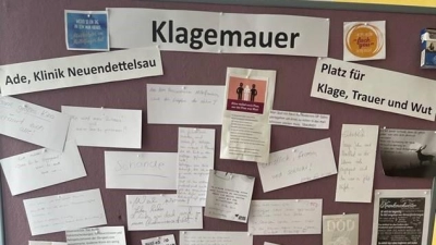 In teilweise drastischen Worten schildern die Beschäftigen an der Klagemauer, was sie von der Schließung der Klinik halten. (Foto: privat)