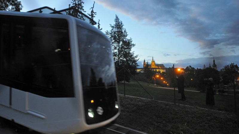 Blick auf die Prager Burg mit der Standseilbahn auf den Petrin im Vordergrund. (Symbolbild) (Foto: Michael Heitmann/dpa)