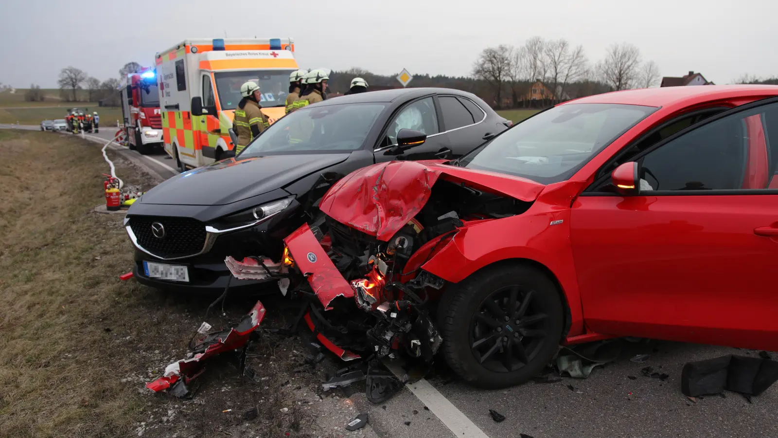 Erheblich beschädigt wurden die beiden Autos, die am Montag Nachmittag auf der Staatsstraße bei Regmannsdorf zusammengestoßen sind. (Foto: NEWS5 / Markus Zahn)