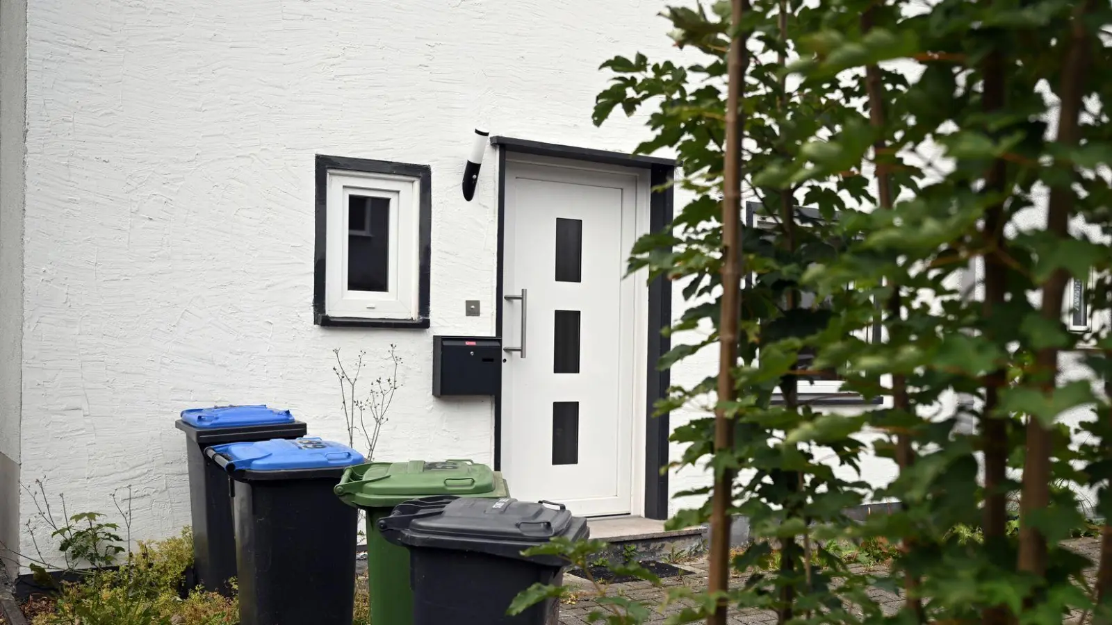 Das Haus, in dem es zu den entsetzlichen Taten gekommen sein soll, liegt in einer ruhigen Reihenhaussiedlung im Grünen. (Foto: Federico Gambarini/dpa)