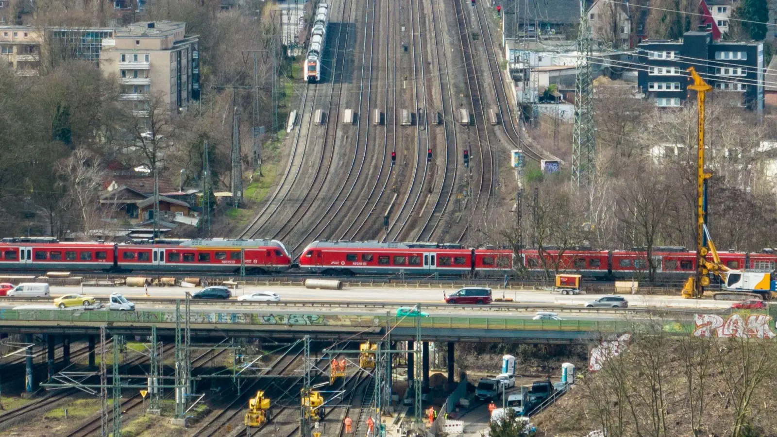 Die Bahngleise unter dem Autobahnkreuz Kaiserberg werden vom 9. Januar bis 6. Februar erneut für vier Wochen gesperrt. (Archivbild) (Foto: Christoph Reichwein/dpa)