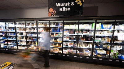 Bei Supermärkten und Discounter mussten Verbraucher in den vergangenen Jahren immer tiefer in die Tasche greifen. (Foto: Philip Dulian/dpa)