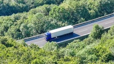 Der Lastwagen mit entzündlichem Gefahrgut steht auf der Autobahn A8 in Fahrtrichtung München. (Foto: Jason Tschepljakow/dpa)