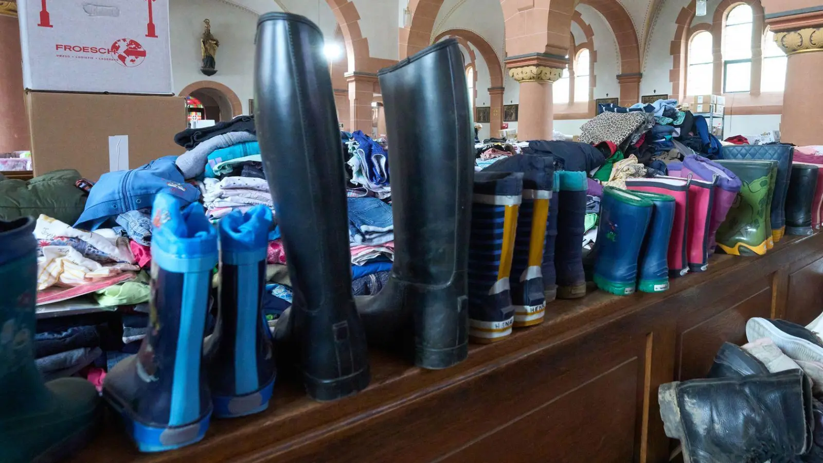 Auch Gummistiefel für Kinder gehörten zu den benötigten Hilfsgütern nach der Flut. (Archivbild) (Foto: Thomas Frey/dpa)