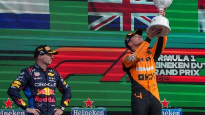 Max Verstappen gibt sich Lando Norris geschlagen. (Foto: Peter Dejong/AP/dpa)