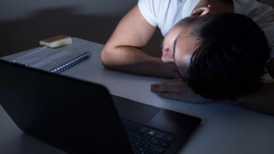 Hustle Culture beschreibt einen Lebensstil mit ständiger Erreichbarkeit, langen Arbeitszeiten und dem Übergehen der eigenen Bedürfnisse. (Foto: Christin Klose/dpa-tmn)