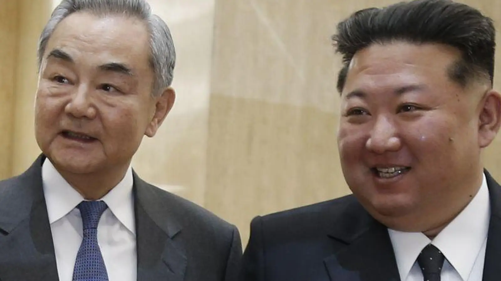 Chinas Außenminister Wang Yi (l) ist erstmals seit sechs Jahren nach Nordkorea reist - und traf dort auf Machthaber Kim Jong Un. (Foto: Wang Chao/XinHua/dpa)