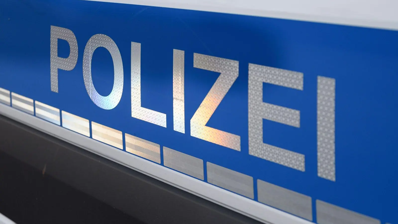 Die Polizei ermittelt nach einem Unfall gegen einen Radfahrer. (Symbolbild: Daniel Vogl/dpa/Symbolbild)