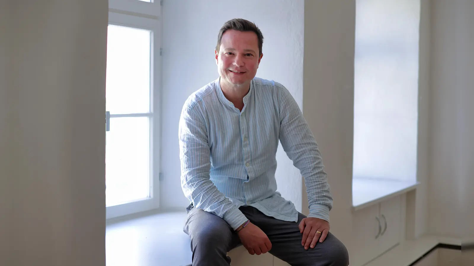 Ist sei seiner Kindheit ein Fan der „Kleinen Hexe”: der Regisseur und Schauspieler Konstantin Krisch. (Foto: Thomas Wirth)