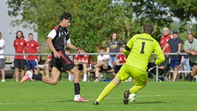 Serhat Ugurlu (links) ist auf dem Weg zum 2:1-Siegtreffer für den TV Leutershausen gegen Schalkhausens Torwart Janik Grünsteidel.  (Foto: Martin Rügner)