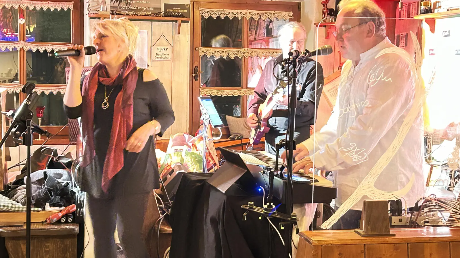 Die Coverband Purple Sun spielte beim Feuchtwanger Kneipenhopping die besten Hits aus den vergangenen 40 Jahren. (Foto: Alexander Schäffer)