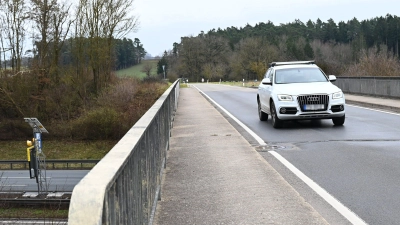 Wird die Brücke über die A6 eins zu eins wieder hergestellt, geht Bürgermeister Christoph Schmoll davon aus, dass in den nächsten 70 bis 80 Jahren keine Veränderungen mehr an dem Bauwerk möglich sind. (Foto: Luca Paul)