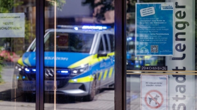 Ein Mann hat sich im Rathaus von Lengerich bei Münster mit einer brennbaren Flüssigkeit übergossen. (Foto: David Ebener/dpa)