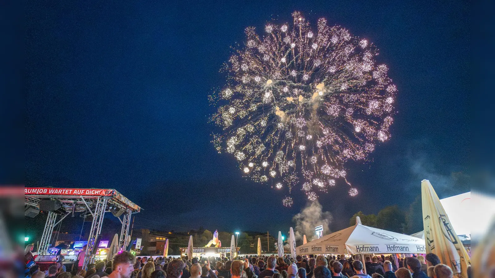 Das Feuerwerk über der Neustädter Kerwa: Eine Tradition, die die meisten Kirchweih-Besucher nicht missen wollen.  (Foto: Mirko Fryska)