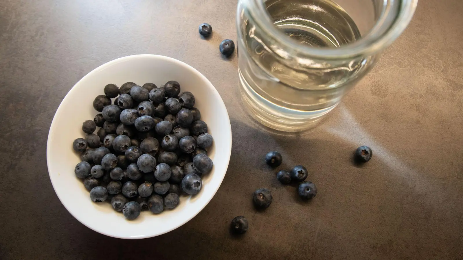 Süße oder saure Blaubeeren? Mit einem Trick soll sich das herausfinden lassen. (Foto: Christin Klose/dpa-tmn)
