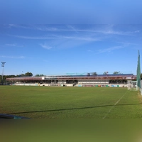 Weitgehend fertig, aber noch nicht freigegeben: Die neue Tribüne im Xaver-Bertsch-Sportpark der Spielvereinigung Ansbach kann beim Gastspiel des 1. FC Nürnberg noch nicht genutzt werden. (Foto: Robert Maurer)