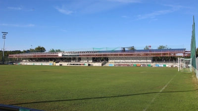 Weitgehend fertig, aber noch nicht freigegeben: Die neue Tribüne im Xaver-Bertsch-Sportpark der Spielvereinigung Ansbach kann beim Gastspiel des 1. FC Nürnberg noch nicht genutzt werden. (Foto: Robert Maurer)