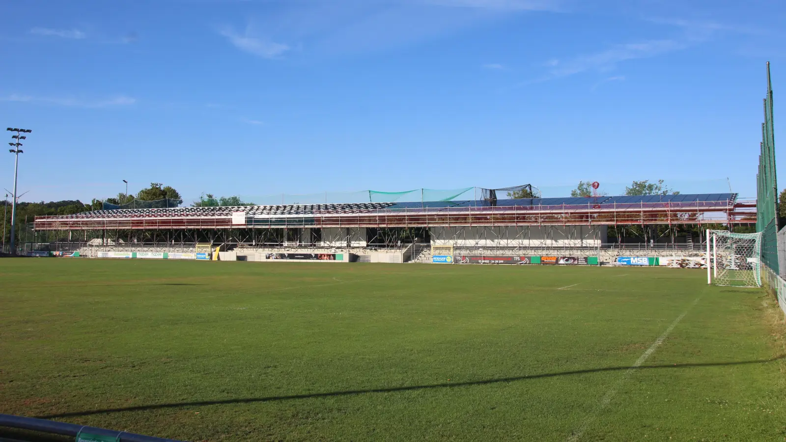 Weitgehend fertig, aber noch nicht freigegeben: Die neue Tribüne im Xaver-Bertsch-Sportpark der Spielvereinigung Ansbach kann beim Gastspiel des 1. FC Nürnberg noch nicht genutzt werden. (Foto: Robert Maurer)