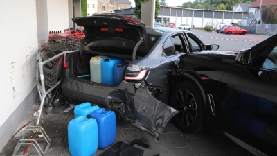 Auf der Flucht vor Spezialeinheiten der Polizei stieß eine Bande von Geldautomatensprengern in Zwickau mit mehreren Einsatzfahrzeugen zusammen. (Foto: Bayerisches Landeskriminalamt)