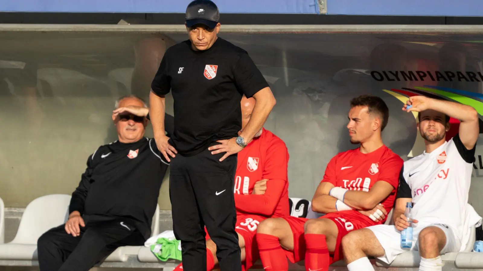 Ist auch in der kommenden Saison Drittliga-Trainer: Havelses Samir Ferchichi (2.v.l). (Archivbild)  (Foto: Soeren Stache/dpa)