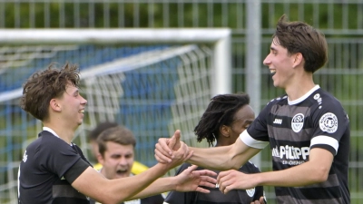 Der ESV Ansbach-Eyb hatte gegen den Tabellenführer mehrfach Grund zum Jubeln. Hier freuen sich Leon Uhrlau und Jan Schmitt (von links) über das 2:2.  (Foto: Martin Rügner)