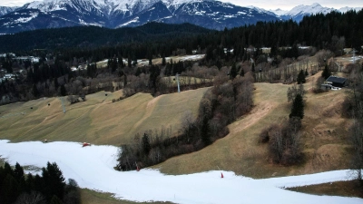 In der Schweiz gibt es teils deutlich weniger Schnee als im 30-jährigen Mittel.  (Foto: Gian Ehrenzeller/KEYSTONE/dpa)