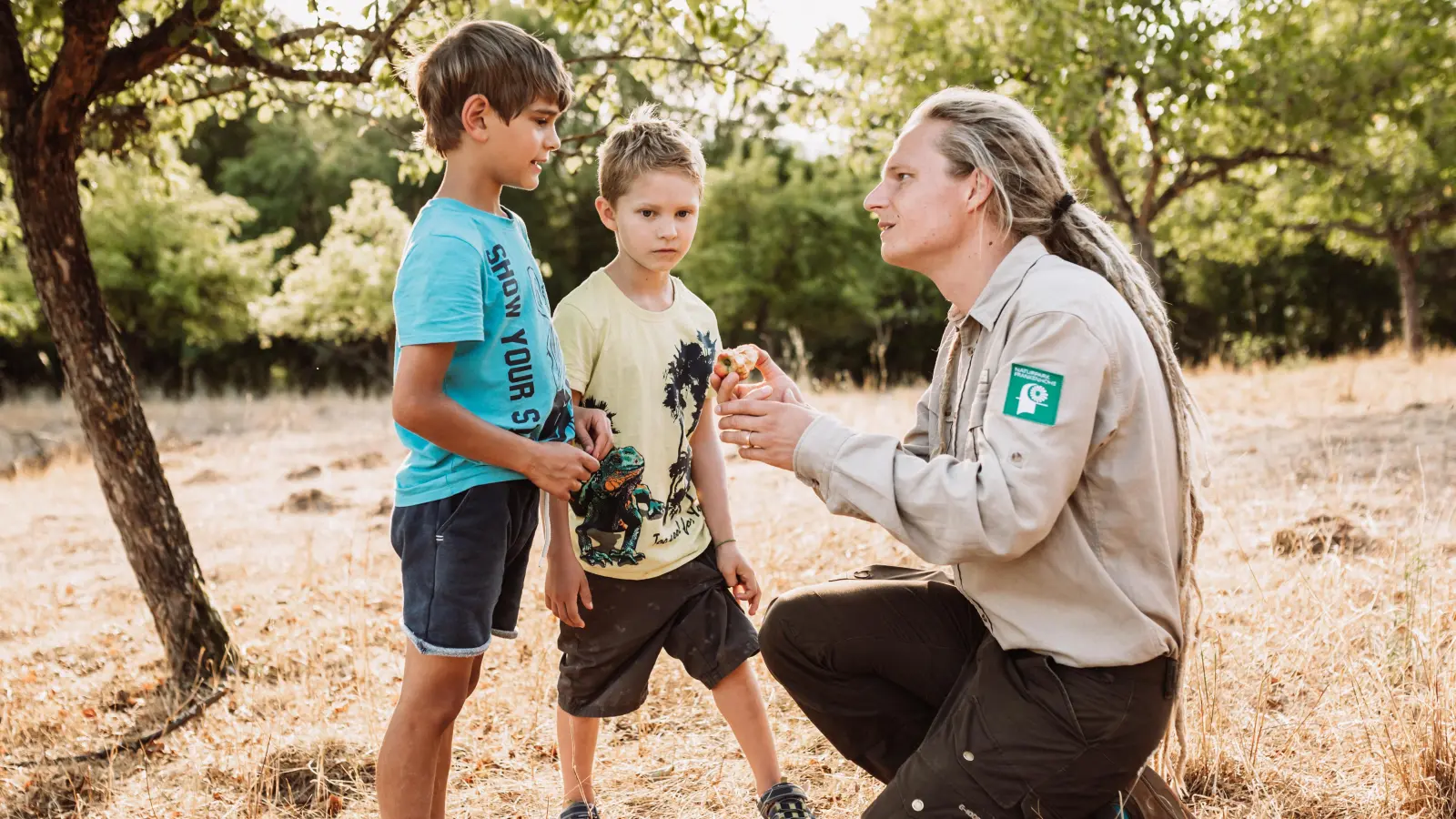 Hat seinen Traumjob gefunden: Naturparkranger Benjamin Krauthahn ist gerne mit Kindern in der Natur unterwegs. (Foto: Katrin Krauthahn)