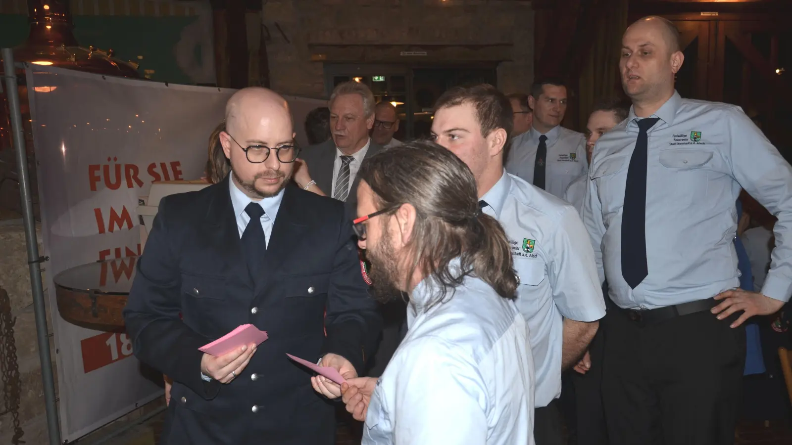 Kommandant Florian Brandt teilte die Wahlzettel für das geheime Votum für die neue Führung des Feuerwehrvereins. Im Hintergrund hat Bürgermeister und Wahlleiter Klaus Meier ein Auge auf die Urne. (Foto: Patrick Lauer)