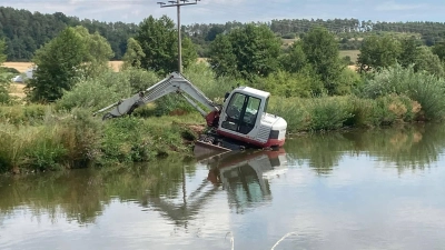 In einem Teich der Kirchrimbacher Kläranlage endete die Fahrt eines 18-Jährigen mit einem Bagger. Er war noch mit drei anderen entwendeten Fahrzeugen unterwegs. (Foto: Armin Luther)