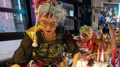 Mit Nähmaschinen und anderen textilen Geräten und Kurzwaren Musik machen - darum geht es bei der Performance „Sharper Than a Needle“ in München.  (Foto: Peter Kneffel/dpa)