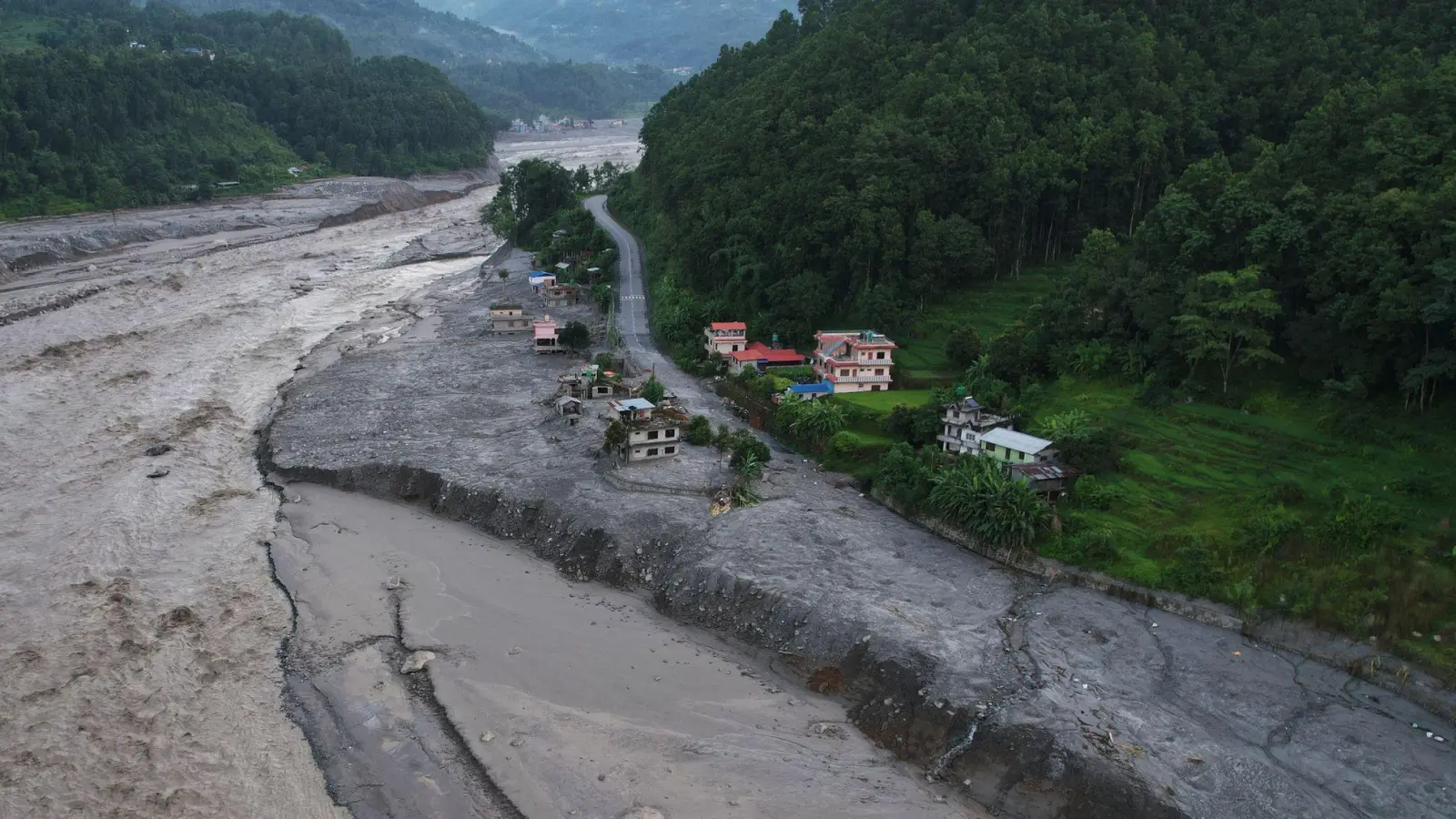 Durch die Sturzflut wurden ganze Landstriche verwüstet.  (Foto: Rajesh Kumar Singh/AP/dpa)