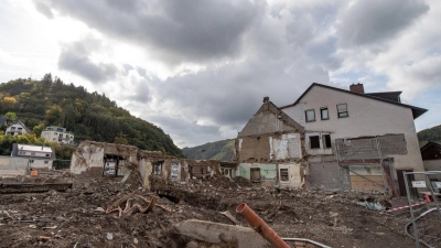 Ein zerstörter Gasthof am Ufer der Ahr in Dernau drei Monate nach der Flutkatastrophe vom Juli. Ein Beratungsgremium plädiert nun für eine Versicherungspflicht gegen Naturgefahren. (Foto: Boris Roessler/dpa)