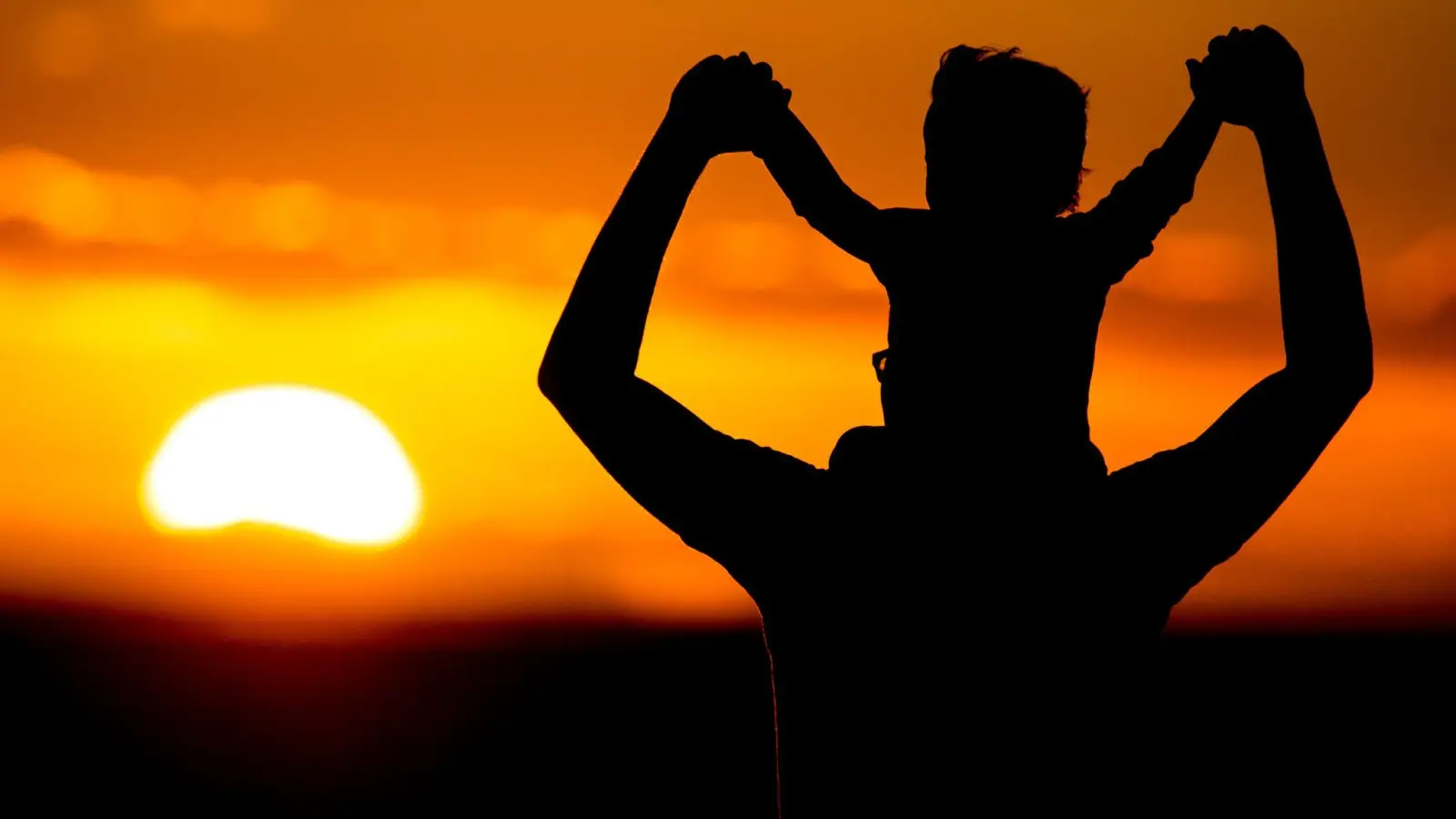 Insbesondere zu Beginn der Corona-Pandemie haben sich mehr Väter um die Kinderbetreuung gekümmert. (Foto: Hauke-Christian Dittrich/dpa/Symbolbild)