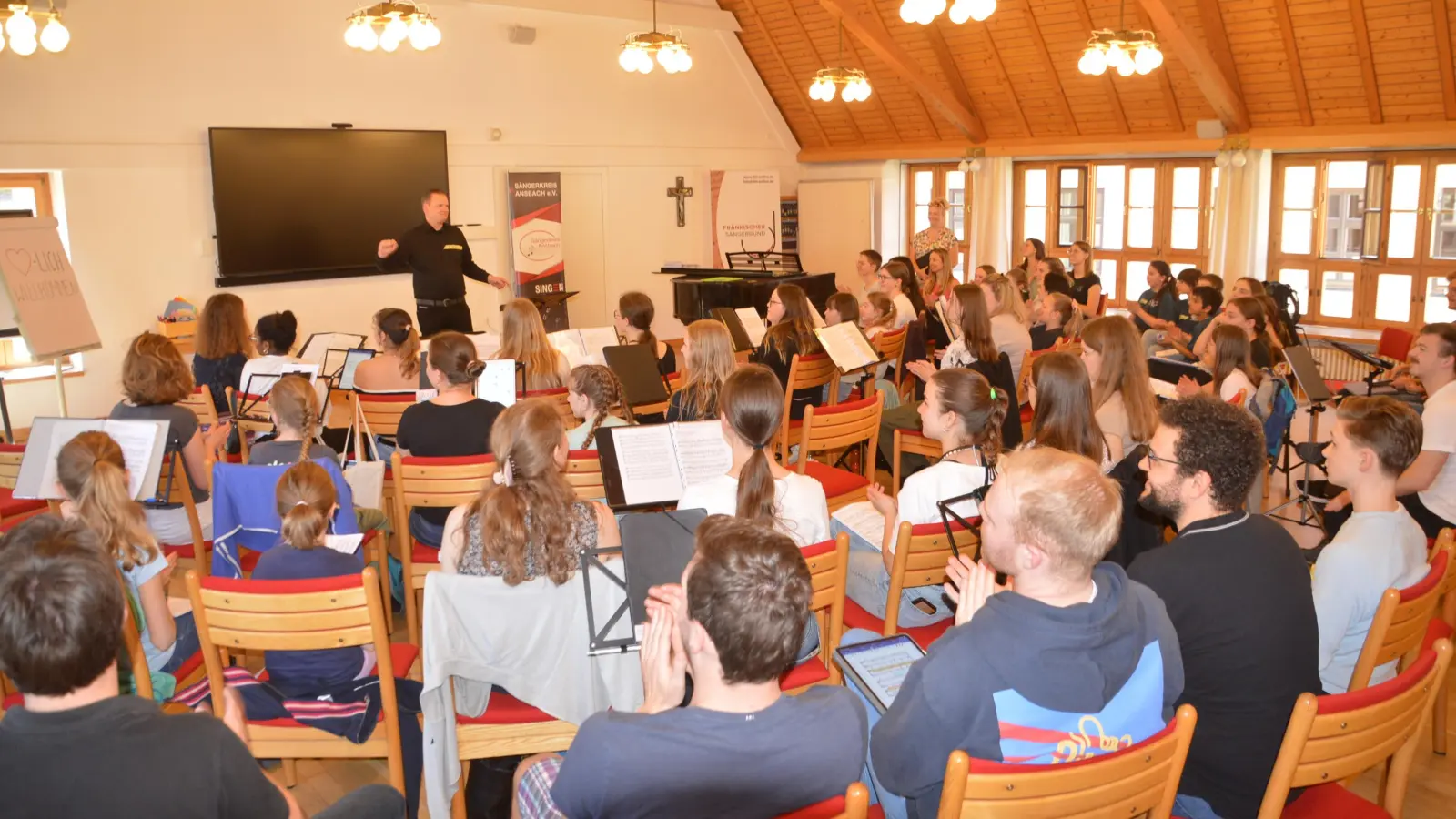 In großer Runde gab es beim Kinder- und Jugendchortag der Sängerkreise Ansbach und Fürth die ersten Stimmbildungsübungen, geleitet von Timm Wisura vom Fränkischen Sängerbund. (Foto: Peter Tippl)