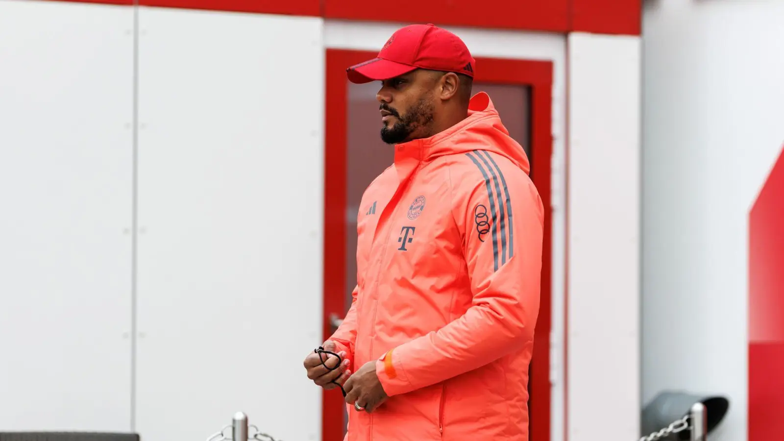 Die dicke Jacke durfte Trainer Vincent Kompany daheim lassen. (Foto: Matthias Balk/dpa)