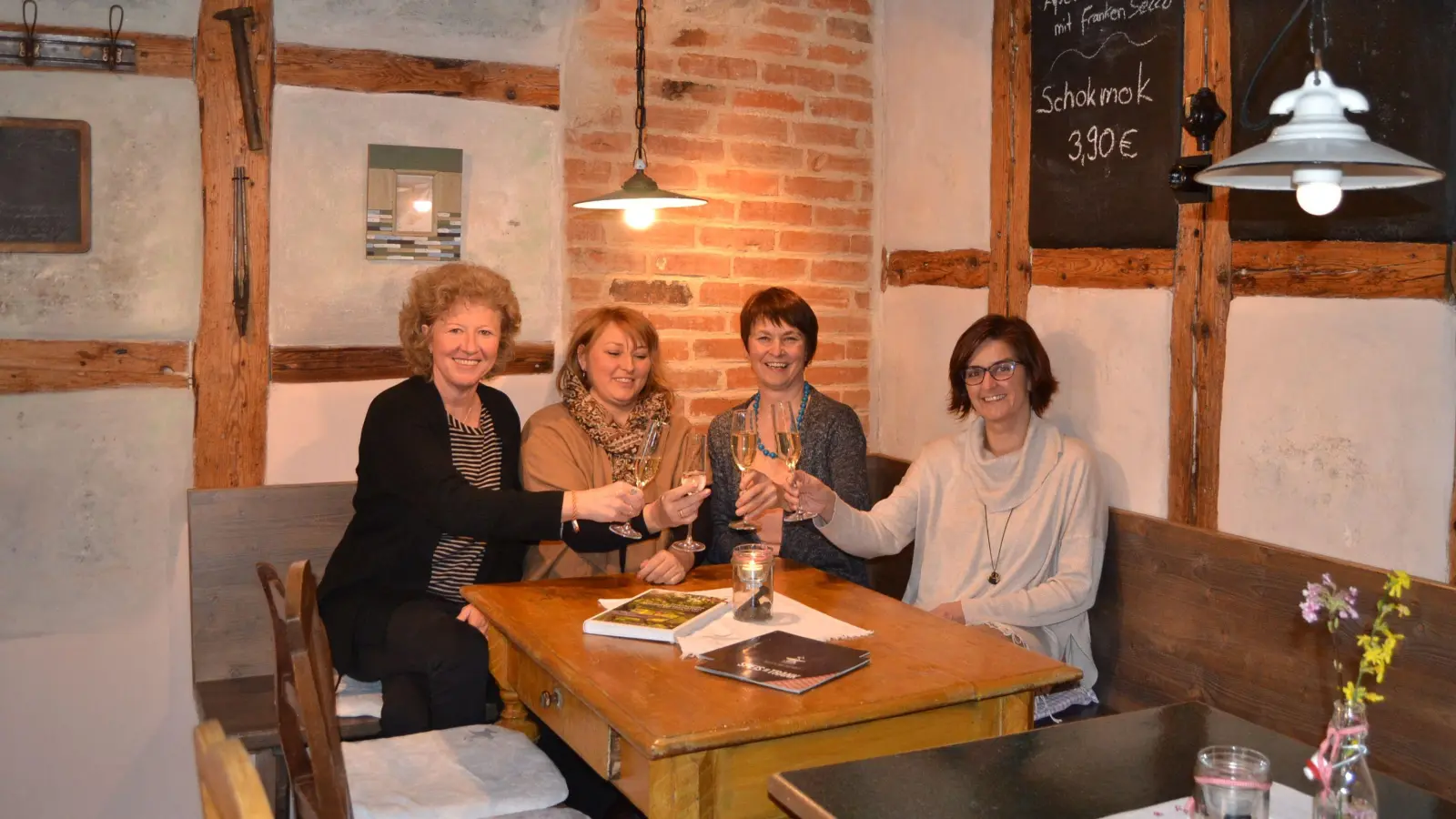 Brigitte Heinlein, Tanja Simon-Özcan, Beate Henninger-Roth und Anette Henniger-Höhn (von links) in der Schmidd’n. (Foto: Nicole Gunkel)