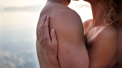 Im Freibad oder am Badesee sexuell aktiv sein? Aus rechtlicher Sicht keine gute Idee. Im Ernstfall können empfindliche Strafen drohen. (Foto: Philipp Nemenz/Westend61/dpa-tmn)