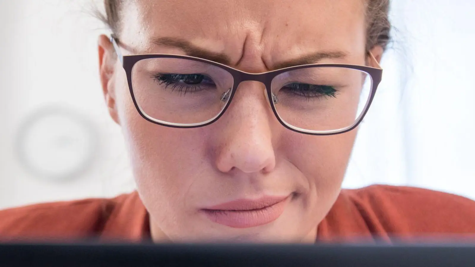 Besonders günstige Preise und fehlende Kontaktdaten sind häufige Warnsignale für betrügerische Urlaubsangebote. (Foto: Christin Klose/dpa-tmn)